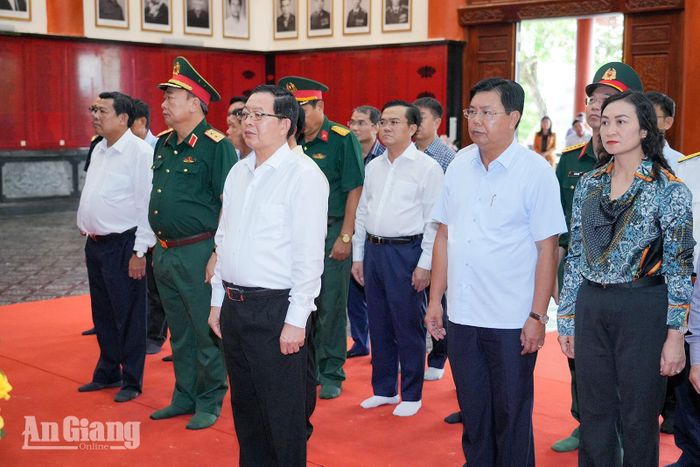 Phó Thủ tướng Chính phủ Hồ Quốc Dũng cùng đoàn công tác vào dâng hương tại Đền tưởng niệm Anh hùng liệt sĩ và người có công tỉnh. Ảnh: TÂY HỒ