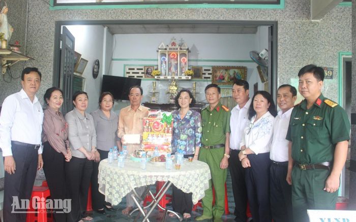 Phó Chủ tịch UBND tỉnh Nguyễn Thị Minh Thúy cùng đoàn công tác và lãnh đạo xã Vĩnh Trạch thăm, tặng quà ông Trần Liên Đoàn.