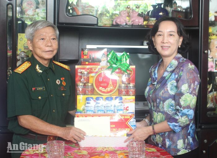 Phó Chủ tịch UBND tỉnh Nguyễn Thị Minh Thúy thăm, tặng quà ông Bùi Công Đạt.