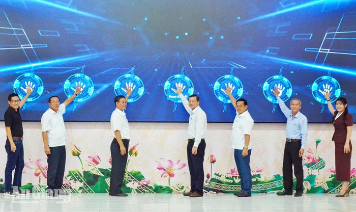 Đại biểu thực hiện nghi thức ra mắt Cổng hệ sinh thái chuyển đổi số và Cổng thương mại điện tử xã Tân Hiệp.
