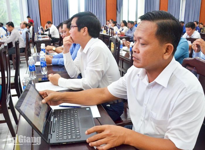 Đại biểu trải nghiệm Cổng thương mại điện tử xã Tân Hiệp tại lễ ra mắt.