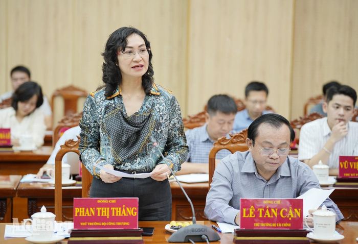 Thứ trưởng Bộ Công Thương Phan Thị Thắng phát biểu ý kiến tại buổi làm việc. Ảnh: TÂY HỒ.