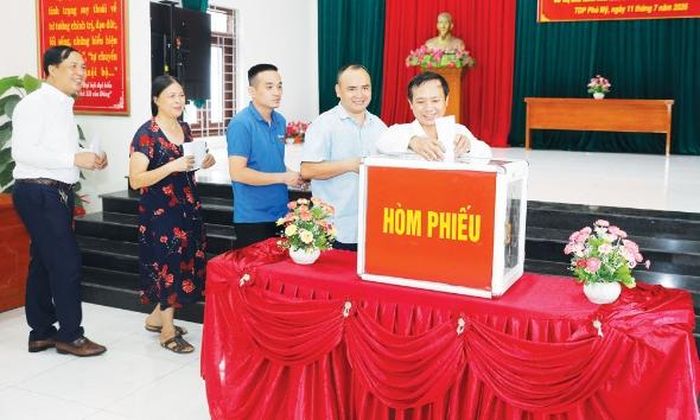  Người dân tổ dân phố Phú Mỹ, phường Bắc Giang tham gia bỏ phiếu. 