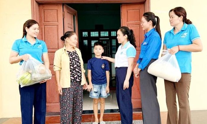 Cán bộ, hội viên phụ nữ xã Gia Bình hỗ trợ lương thực cho hộ dân tại khu tạm cư.