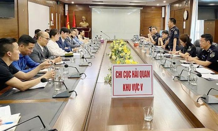 Chi cục Hải quan khu vực V làm việc với các công ty thuộc Tập đoàn Samsung tại Việt Nam để lắng nghe và hỗ trợ tháo gỡ những vướng mắc của đơn vị.