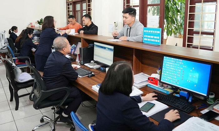 Công chức hải quan hướng dẫn doanh nghiệp thực hiện thủ tục hành chính.