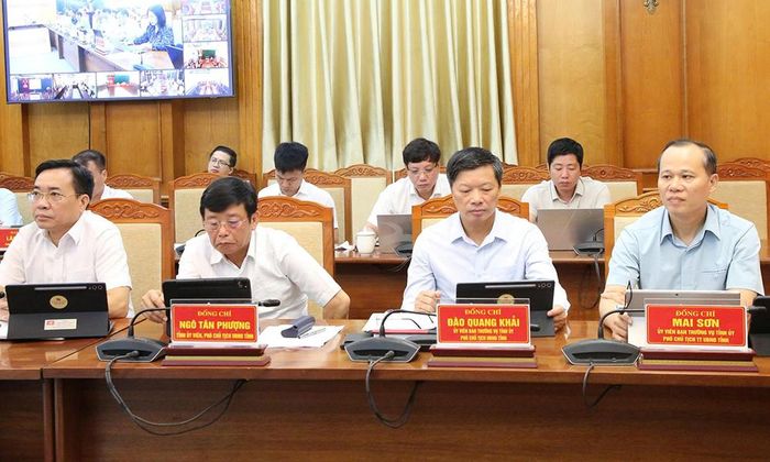  Các đồng chí lãnh đạo UBND tỉnh dự phiên họp chuyên đề tháng 7 (lần 2). 
