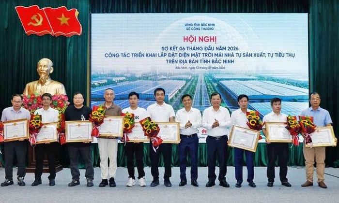 Đồng chí Phan Thế Tuấn trao Bằng khen của Chủ tịch UBND tỉnh cho các tập thể có nhiều thành tích trong việc phát triển điện mặt trời mái nhà.