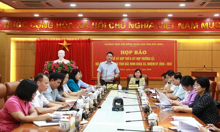  Toàn cảnh buổi họp báo. 