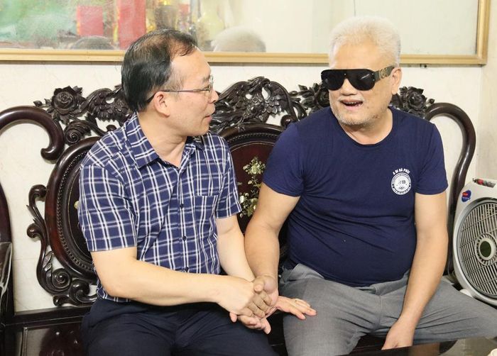  Đồng chí Trần Văn Tuấn hỏi thăm, động viên thương binh Nguyễn Hồng Khuề. 