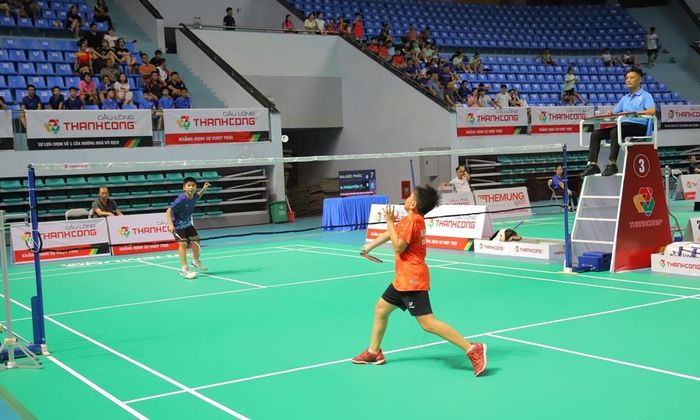 Trận tranh tài nội dung đơn nam U11 sau lễ khai mạc.