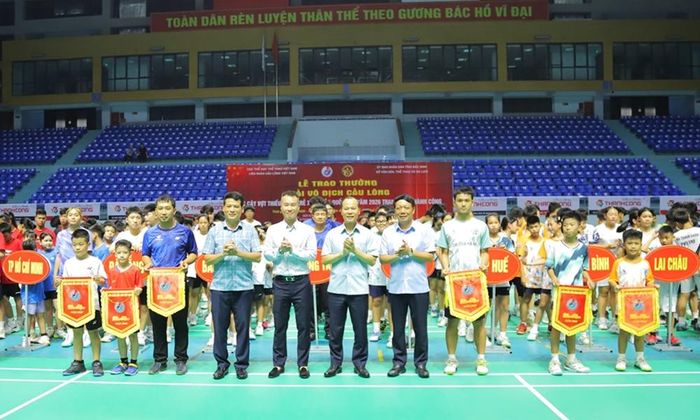 Các đại biểu và Ban Tổ chức trao cờ lưu niệm cho các đội dự Giải.