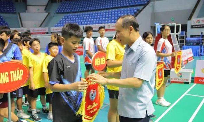 Phó Chủ tịch Thường trực UBND tỉnh Mai Sơn tặng cờ lưu niệm cho các đoàn vận động viên tham dự Giải.