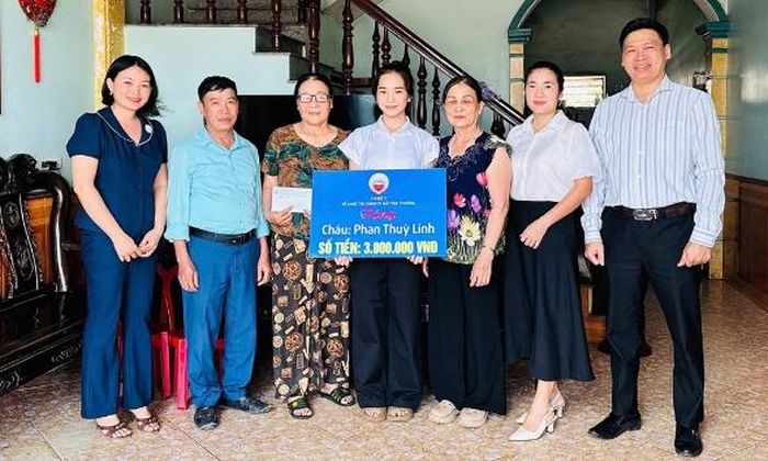 TYM Chi nhánh Bắc Giang và cán bộ Hội Liên hiệp Phụ nữ phường Đa Mai trao hỗ trợ cho con của hội viên có hoàn cảnh khó khăn.