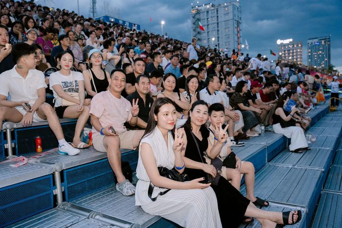 Đông đảo khán giả đến khán đài từ sớm để thưởng thức đêm chung kết DIFF 2026. Ảnh: BTC