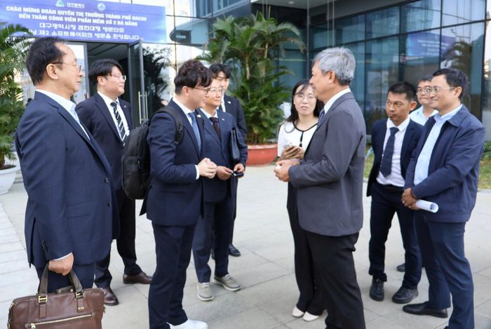 Lãnh đạo thành phố trao đổi với đoàn doanh nghiệp Hàn Quốc đến thăm và làm việc tại Khu Công viên phần mềm Đà Nẵng số 2.