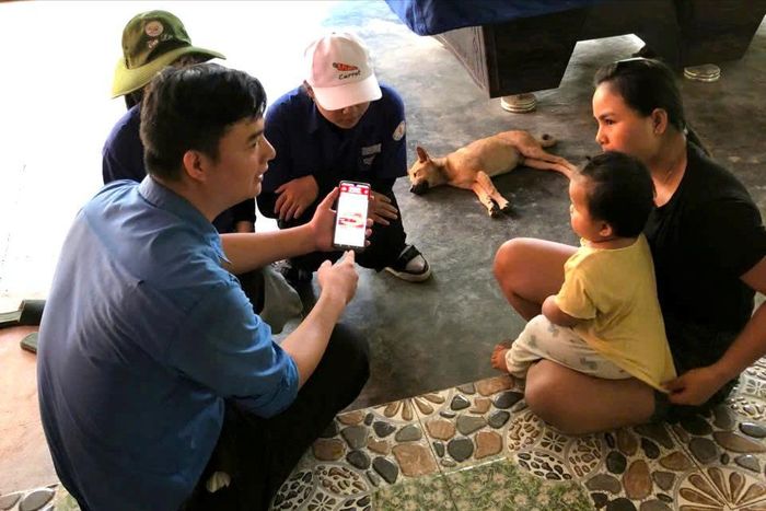 Tuổi trẻ xã Thạnh Bình “đi từng ngõ, gõ từng nhà” hỗ trợ người dân chuyển đổi số. Ảnh: ĐVCC