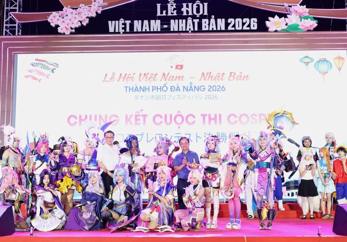 Tổng Lãnh sự Nhật Bản tại Đà Nẵng Mori Takero và Giám đốc Sở Ngoại vụ thành phố Nguyễn Xuân Bình trao giải cuộc thi Cosplay. Ảnh: NGỌC HÀ