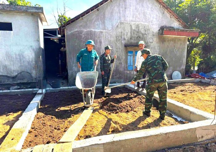 Chi đoàn Quân sự xã Nông Sơn hỗ trợ xây dựng nhà ở cho gia đình chị Lê Thị Kim Liên (thôn Lộc Tây). Ảnh: LÊ VIỆT
