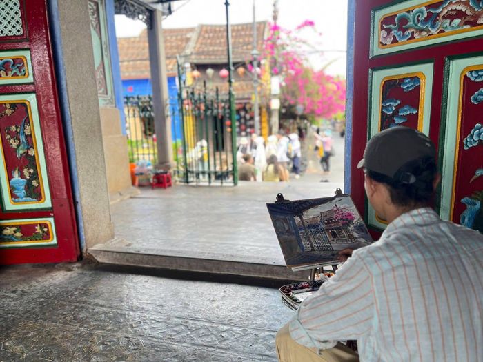 Các họa sĩ thực hiện ký họa ngay trên đường phố. Ảnh: Bảo tàng Mỹ thuật Đà Nẵng