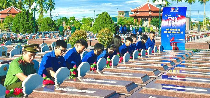 Đoàn phường Điện Bàn Bắc triển khai chương trình “Hoa dâng mộ liệt sĩ”. Ảnh: Thành đoàn