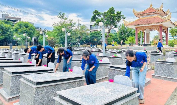 Đoàn phường Hòa Xuân ra quân vệ sinh môi trường tại nghĩa trang liệt sĩ trên địa bàn. Ảnh: THU HƯƠNG