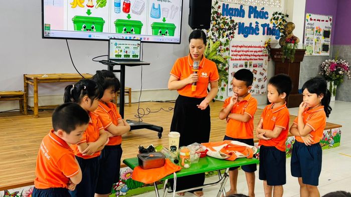 Một hoạt động giáo dục cho trẻ tại Trường Mầm non tư thục Bé Hạnh Phúc về giảm các loại rác thải nhựa. Ảnh: ĐVCC