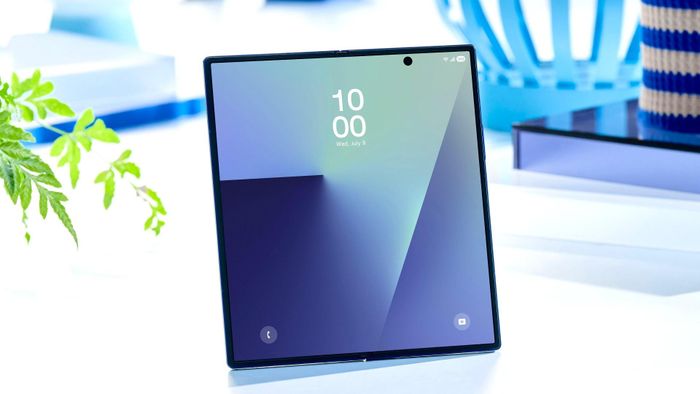 Trong video thực tế bị rò rỉ, phiên bản kế nhiệm của Samsung Galaxy Z Fold 7 xuất hiện với màn hình gần như không có nếp gấp.