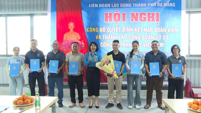 Trao quyết định thành lập Công đoàn cơ sở Công ty TNHH OBE Việt Nam và kết nạp đoàn viên. Ảnh: VIẾT TRỌNG