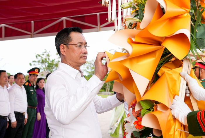 Bí thư Thành ủy Đà Nẵng Lê Ngọc Quang dâng hoa tại Tượng đài Mẹ Việt Nam anh hùng. Ảnh: HỒ QUÂN