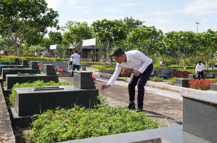 Bí thư Thành ủy Đà Nẵng Lê Ngọc Quang thắp hương tại các phần mộ liệt sĩ. Ảnh: HỒ QUÂN