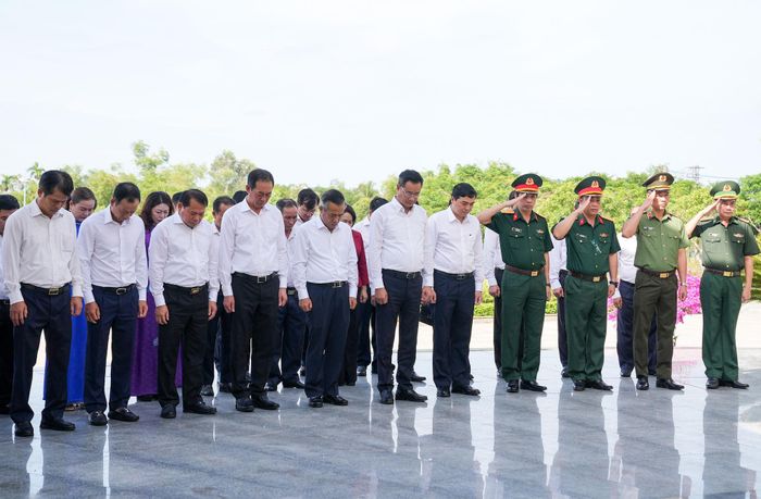 Các đại biểu dành phút mặc niệm tưởng nhớ công ơn của các Anh hùng liệt sĩ. Ảnh: HỒ QUÂN