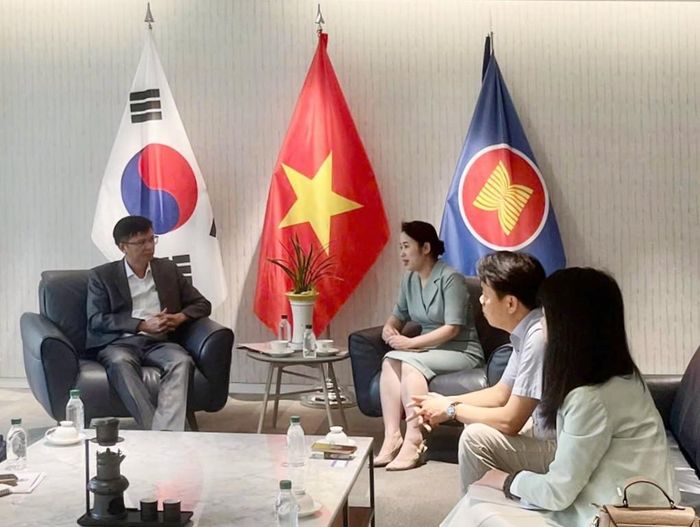 Đoàn công tác Sở Nội vụ Đà Nẵng làm việc với Đại sứ quán Việt Nam tại Hàn Quốc. Ảnh: MINH TRANG