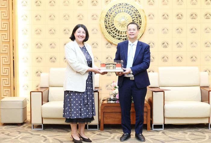Chủ tịch UBND thành phố Nguyễn Mạnh Hùng (bên phải) tặng quà lưu niệm cho Đại sứ Nasly Isabel Bernal Prado. Ảnh: NGỌC HÀ