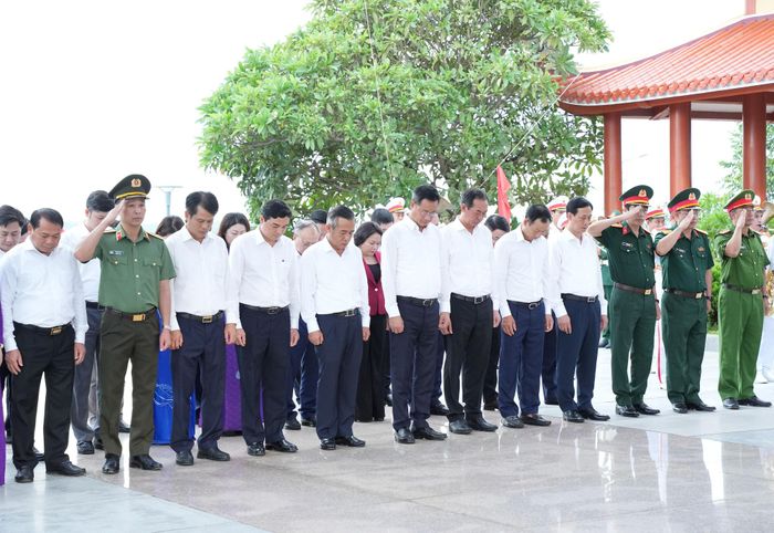 Đoàn đại biểu dành phút tưởng niệm các anh hùng liệt sĩ, đồng bào, đồng chí đã ngã xuống vì sự nghiệp giải phóng dân tộc, xây dựng và bảo vệ Tổ quốc. Ảnh: T.CÔNG