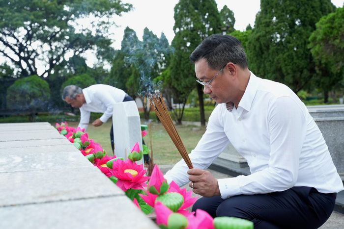 Bí thư Thành ủy Lê Ngọc Quang thắp hương tại các phần mộ liệt sĩ. Ảnh: T.CÔNG