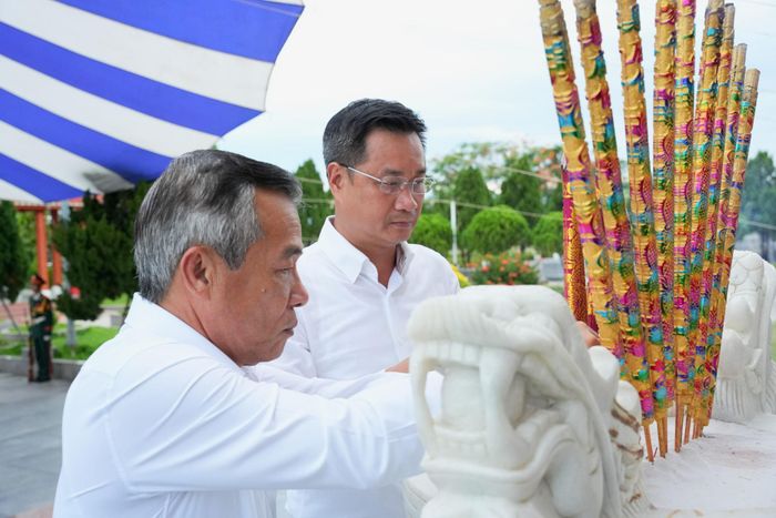Bí thư Thành ủy Lê Ngọc Quang (bên phải) cùng Bí thư Tỉnh ủy Thanh Hóa Lê Đức Thái dâng hương tưởng niệm. Ảnh: T.CÔNG