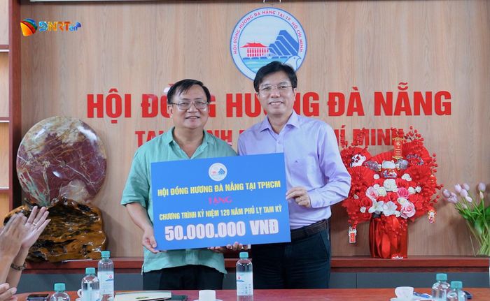 Tấm lòng Hội đồng hương Đà Nẵng dành tặng Lễ kỷ niệm 120 năm Phủ lỵ Tam Kỳ. Ảnh: PV