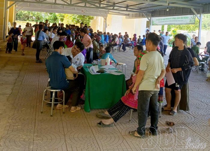 Người dân xã Mường Toong đến khám sức khỏe miễn phí.