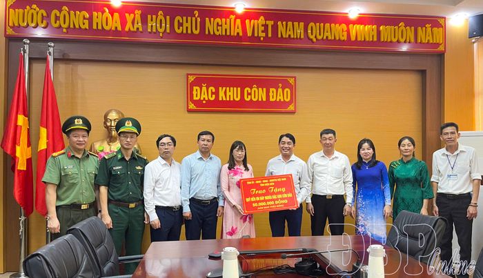 Đoàn công tác tỉnh Điện Biên trao tặng 50 triệu đồng Quỹ Đền ơn đáp nghĩa Đặc khu Côn Đảo.