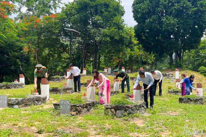 Đoàn công tác tỉnh Điện Biên dâng hương tri ân các Anh hùng liệt sĩ tại Nghĩa trang Hàng Dương.