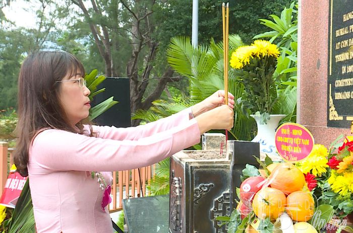  Phó Chủ tịch Thường trực HĐND tỉnh Cao Thị Tuyết Lan dâng hương tri ân các Anh hùng liệt sĩ tại Nghĩa trang Hàng Keo.