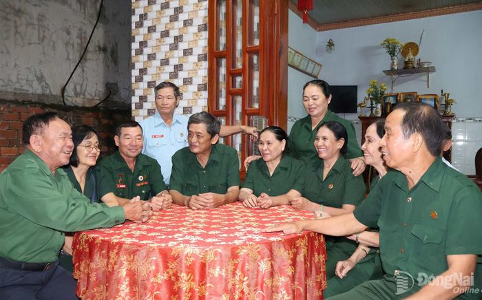 Các cựu thanh niên xung phong thành phố Đồng Nai trao đổi về mô hình làm kinh tế giỏi.