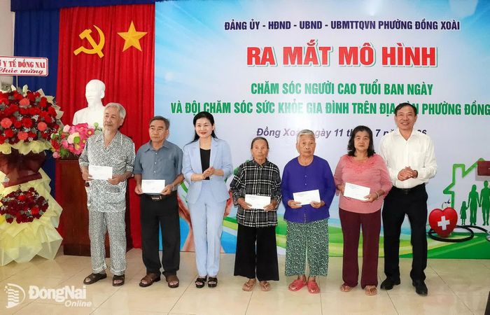 Đồng chí Tôn Ngọc Hạnh, Ủy viên Trung ương Đảng, Phó Bí thư Thường trực Thành ủy, Chủ tịch HĐND thành phố và Bí thư Đảng ủy, Chủ tịch HĐND phường Đồng Xoài Vũ Văn Mười tặng quà người cao tuổi tiêu biểu trên địa bàn phường. Ảnh: Quang Minh