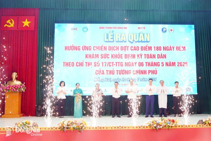 Nghi thức phát động chiến dịch cao điểm 180 ngày đêm khám sức khỏe định kỳ toàn dân. Ảnh: Lê Duy