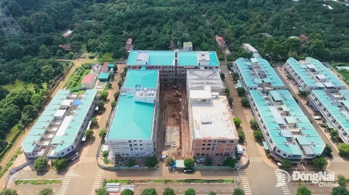Khối chung cư nhà ở xã hội thuộc Dự án Khu nhà ở xã hội tại phường Bảo Vinh đang trong giai đoạn hoàn thiện. Ảnh: Khánh Lộc