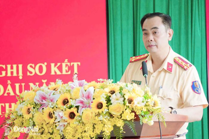 Đại tá Trần Trọng Thủy, Trưởng phòng Cảnh sát giao thông Công an thành phố Đồng Nai báo cáo tình hình an toàn giao thông 6 tháng đầu năm 2026. Ảnh: Lê Duy