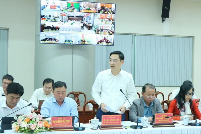 Giám đốc Sở Giáo dục và Đào tạo Đặng Anh Tuấn phát biểu các nội dung lớn của ngành trong 6 tháng cuối năm. Ảnh: Vương Thế