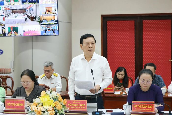 Thành ủy viên, Giám đốc Sở Công thương Vũ Ngọc Long trình bày các giải pháp phát triển lĩnh vực công thương. Ảnh: Vương Thế