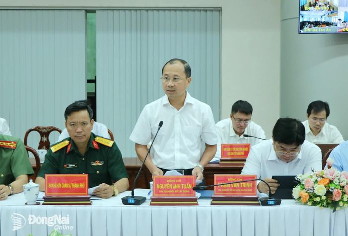 Thành ủy viên, Giám đốc Sở Xây dựng Nguyễn Anh Tuấn thông tin về việc phát triển các dự án nhà ở xã hội, công tác quy hoạch. Ảnh: Vương thế